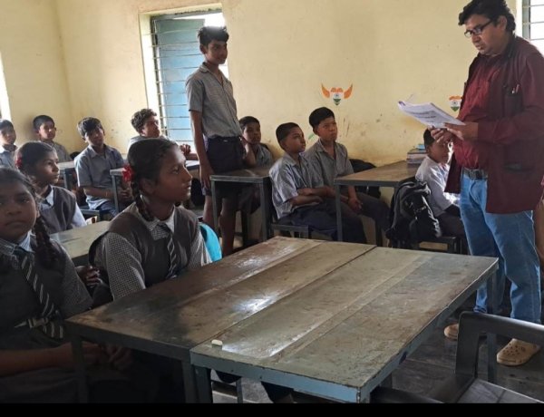 दुर्ग जिले के स्कूलों में शैक्षिक सुधार की कवायद तेज, डाइट के मार्गदर्शन में शिक्षक करा रहे नई तकनीकों से पढ़ाई और अभ्यास