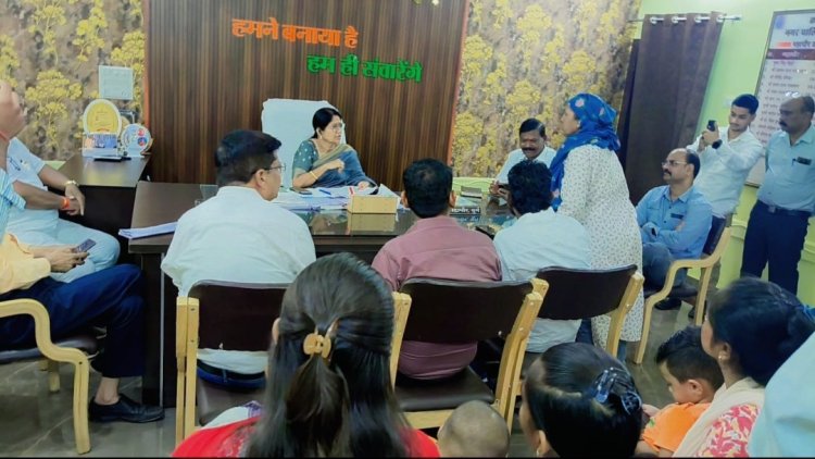 प्रधानमंत्री आवास परिसर में असामाजिक तत्वों से परेशान रहवासियों ने महापौर से लगाई गुहार, अलका बाघमार ने एसपी से फोन पर की चर्चा