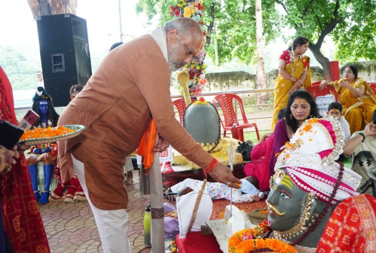 सावन के तीसरे सोमवार और नागपंचमी पर सतरूपा शीतला मंदिर में गूंजे हर-हर महादेव के जयकारे, विधायक ललित चंद्राकर ने किया द्वादश ज्योतिर्लिंग महारुद्राभिषेक