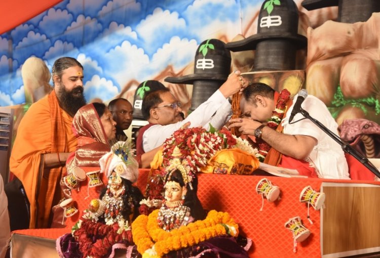 भिलाई में शिव महापुराण कथा के अंतिम दिन सपत्नीक पहुंचे मुख्यमंत्री विष्णुदेव साय, बोले- भगवान महादेव की कृपा से छत्तीसगढ़ में खुशहाली और समृद्धि