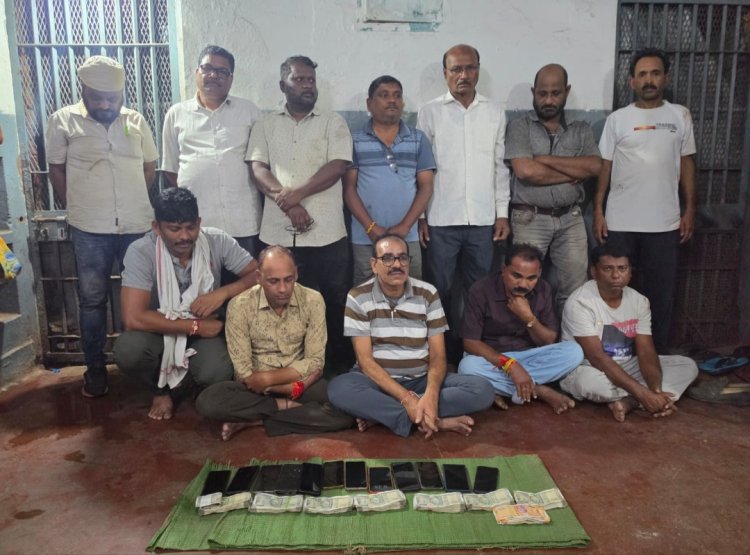 घर में चल रहा था जुआ का फड़, दुर्ग पुलिस ने मारा छापा; 12 आरोपी गिरफ्तार, ₹3.16 लाख से अधिक नगद समेत ₹5.16 लाख की सामग्री जब्त