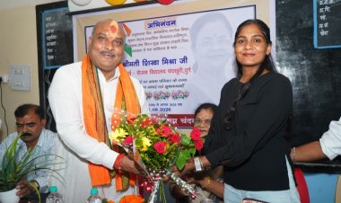 राज्य अलंकरण से सम्मानित तलवारबाज मोनिका साहू का विधायक ललित चंद्राकर ने किया सम्मान, कहा- बेटियों के लिए बनीं प्रेरणा