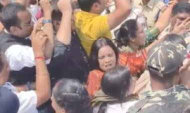 बैरिकेडिंग बनी विवाद की वजह, जगदलपुर में कांग्रेस-भाजपा कार्यकर्ताओं के बीच जमकर बहस और झड़प