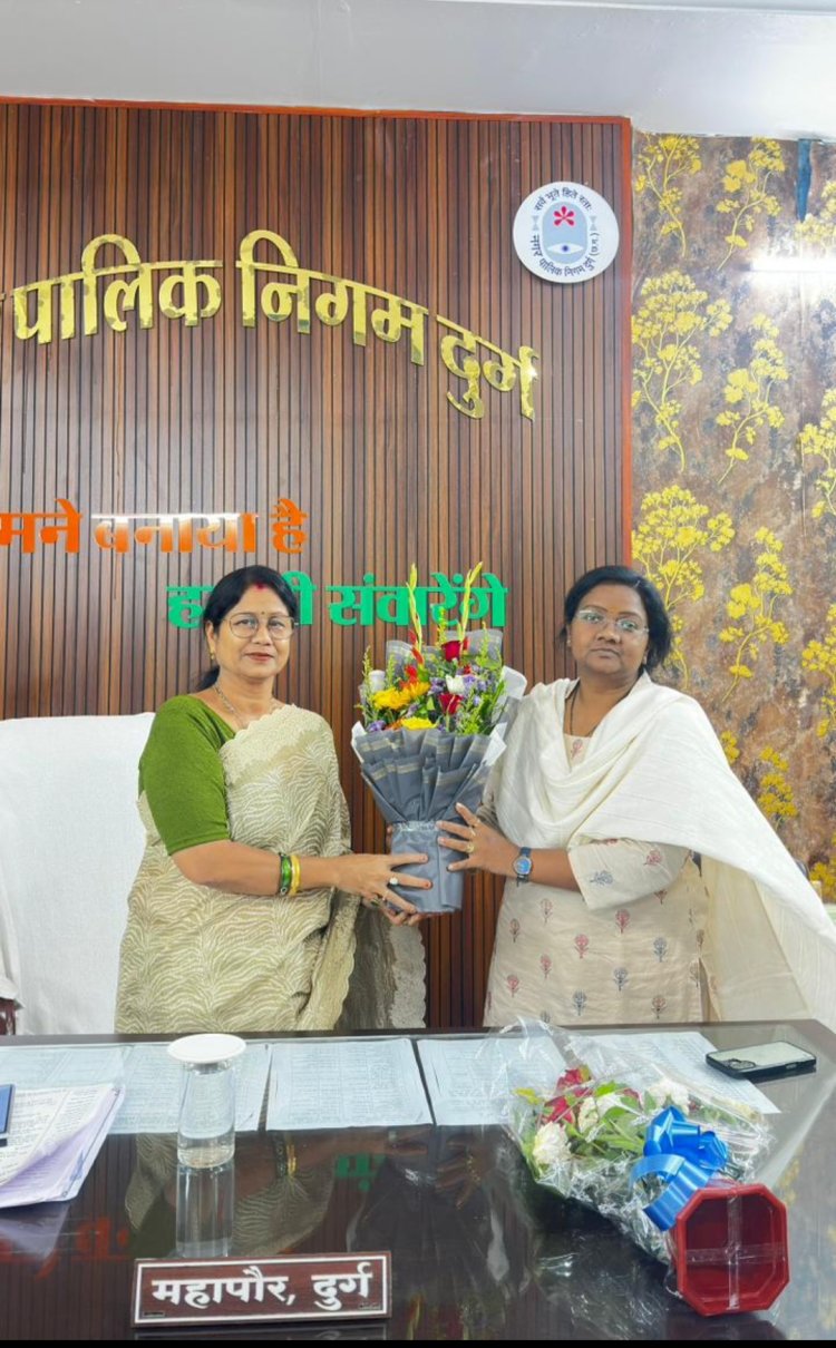आयुक्त का पदभार संभालने के बाद महापौर अलका बाघमार से मिलीं लीना कोसम, निगम के विकास कार्यों को लेकर हुई सौजन्य मुलाकात
