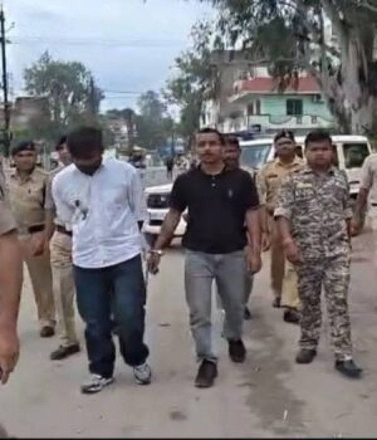 अंबिकापुर में IPS के बेटे से मारपीट का मामला: दो आरोपी गिरफ्तार, हथकड़ी पहनाकर पुलिस ने निकाला जुलूस; कोर्ट ने भेजा जेल