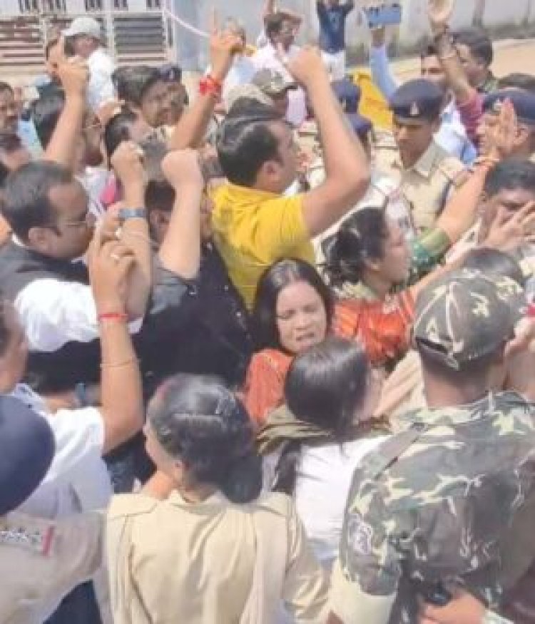 बैरिकेडिंग बनी विवाद की वजह, जगदलपुर में कांग्रेस-भाजपा कार्यकर्ताओं के बीच जमकर बहस और झड़प