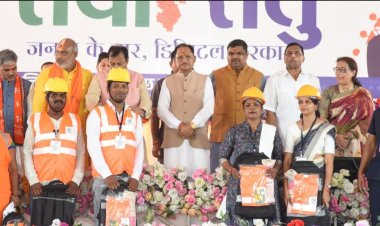 दुर्ग में सेवा सेतु कार्यक्रम: मुख्यमंत्री विष्णु देव साय ने स्वच्छता कर्मियों को किया सम्मानित, स्वनिधि हितग्राहियों को सौंपे डेमो चेक