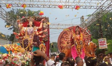 दुर्ग में दो माताओं का अलौकिक मिलन, 49 साल पुरानी परंपरा ने श्रद्धालुओं की आंखें की नम,शनिचरी बाजार चौक में शंखध्वनि, ढोल-नगाड़ों और जयकारों के बीच हुआ भव्य मिलन, पुष्पवर्षा और महाआरती से भक्तिमय हुआ माहौल