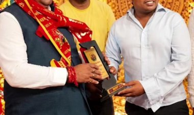 तितुरडीह के उत्कल दुर्गा पूजा पंडाल पहुंचे शिक्षा मंत्री गजेंद्र यादव, युवाओं ने स्मृति चिह्न भेंटकर किया सम्मानित