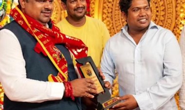 तितुरडीह के उत्कल दुर्गा पूजा पंडाल पहुंचे शिक्षा मंत्री गजेंद्र यादव, युवाओं ने स्मृति चिह्न भेंटकर किया सम्मानित