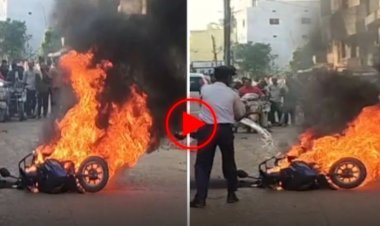 कवर्धा में चलती इलेक्ट्रिक स्कूटी बनी आग का गोला, चालक ने कूदकर बचाई जान