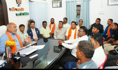 सिविल लाइन दुर्ग में "लोकतंत्र बचाओ, अराजकता हटाओ" कार्यक्रम एवं जे.पी. नड्डा  की पदयात्रा को लेकर विधायक ललित चंद्राकर ने ली महत्वपूर्ण बैठक