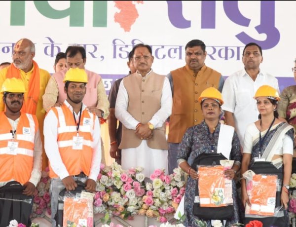 दुर्ग में सेवा सेतु कार्यक्रम: मुख्यमंत्री विष्णु देव साय ने स्वच्छता कर्मियों को किया सम्मानित, स्वनिधि हितग्राहियों को सौंपे डेमो चेक