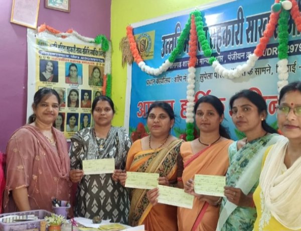 दशहरा नवरात्रि पर्व पर उन्नति महिला सहकारी साख समिति मर्यादित भिलाई ने बांटा  लोन का चैक ,  खातेदारी  का चेहरा खिला 