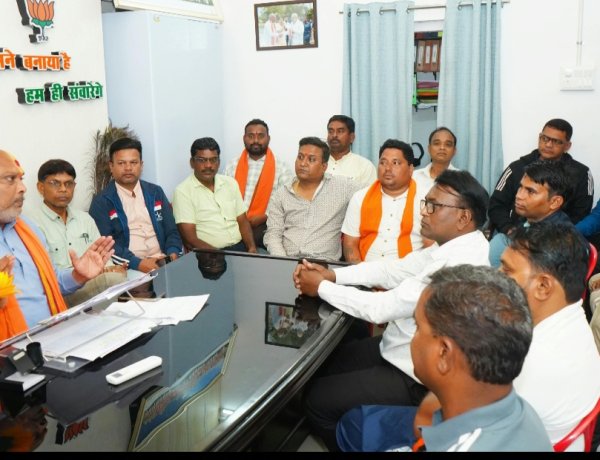 सिविल लाइन दुर्ग में "लोकतंत्र बचाओ, अराजकता हटाओ" कार्यक्रम एवं जे.पी. नड्डा  की पदयात्रा को लेकर विधायक ललित चंद्राकर ने ली महत्वपूर्ण बैठक