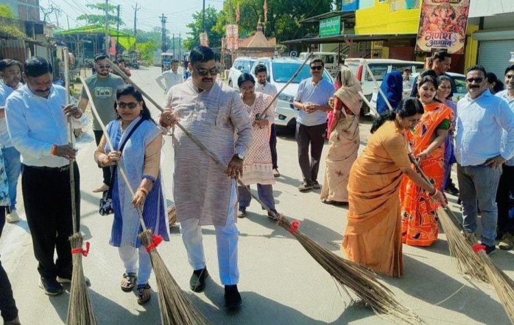 स्वच्छ दुर्ग का संदेश लेकर सड़क पर उतरे मंत्री और महापौर, गांधी जयंती पर झाड़ू लगाकर की अभियान की शुरुआत