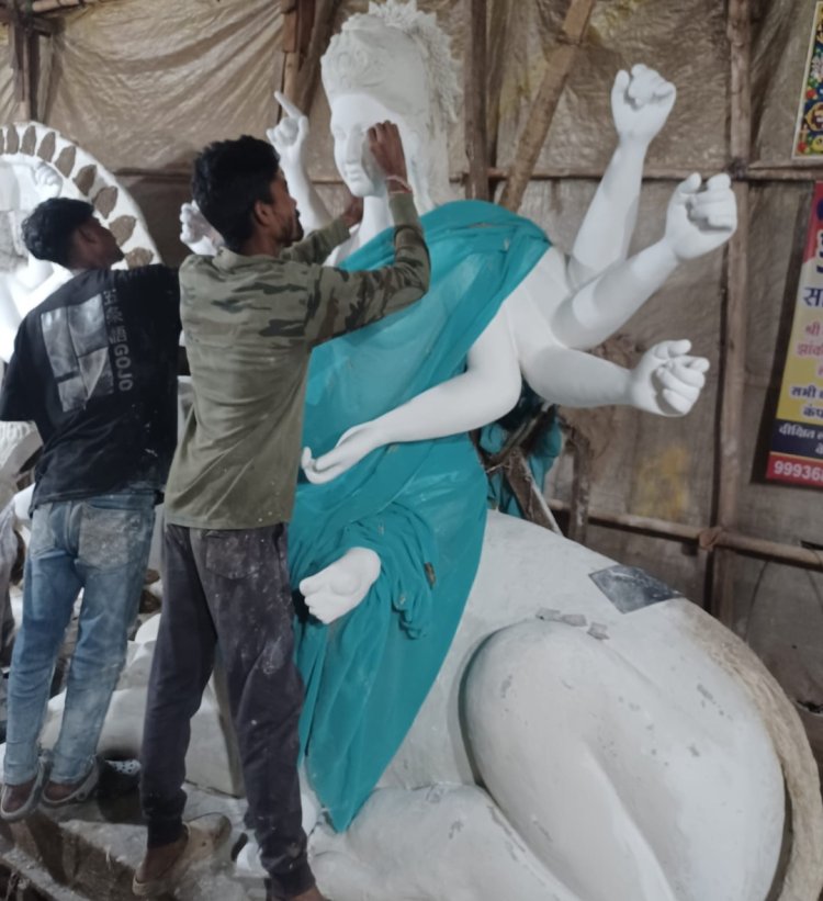 नवरात्रि के लिए दिन-रात माता की प्रतिमाओं को अंतिम रूप देने में जुटे थनोद के मूर्तिकार, पद्मनाभपुर के जनता मार्केट  में 32वें वर्ष जगन्नाथ मंदिर पुरी की थीम पर सजेगा आकर्षक पंडाल