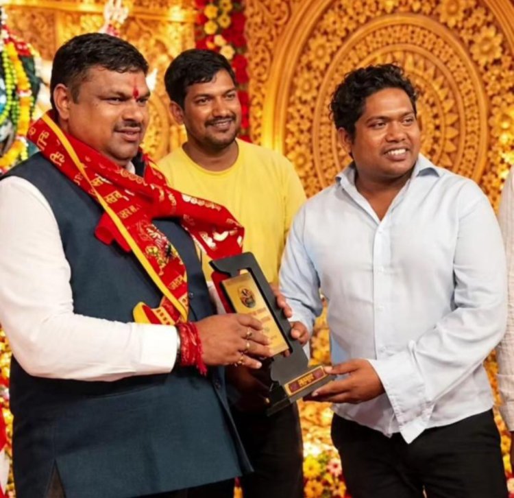 तितुरडीह के उत्कल दुर्गा पूजा पंडाल पहुंचे शिक्षा मंत्री गजेंद्र यादव, युवाओं ने स्मृति चिह्न भेंटकर किया सम्मानित