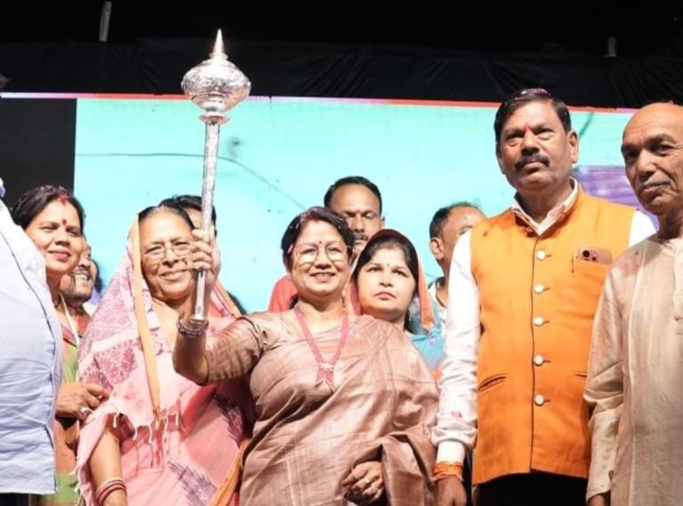 जवाहर नगर में धूमधाम से मना दशहरा उत्सव, महापौर अलका बाघमार का चांदी की गदा से सम्मान