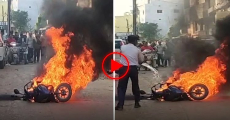 कवर्धा में चलती इलेक्ट्रिक स्कूटी बनी आग का गोला, चालक ने कूदकर बचाई जान