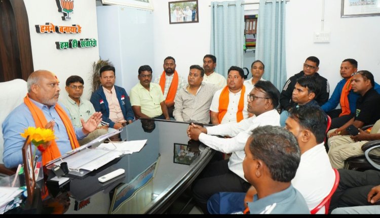 सिविल लाइन दुर्ग में "लोकतंत्र बचाओ, अराजकता हटाओ" कार्यक्रम एवं जे.पी. नड्डा  की पदयात्रा को लेकर विधायक ललित चंद्राकर ने ली महत्वपूर्ण बैठक